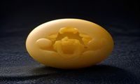 澳門金沙米其林星级餐厅精致摆盘，传统粤式点心在现代餐盘上呈现，灯光柔和典雅氛围十足